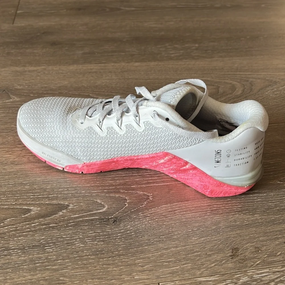 Nike Women’s Metcon 5 platinum grey/pink - Picture 3 of 6